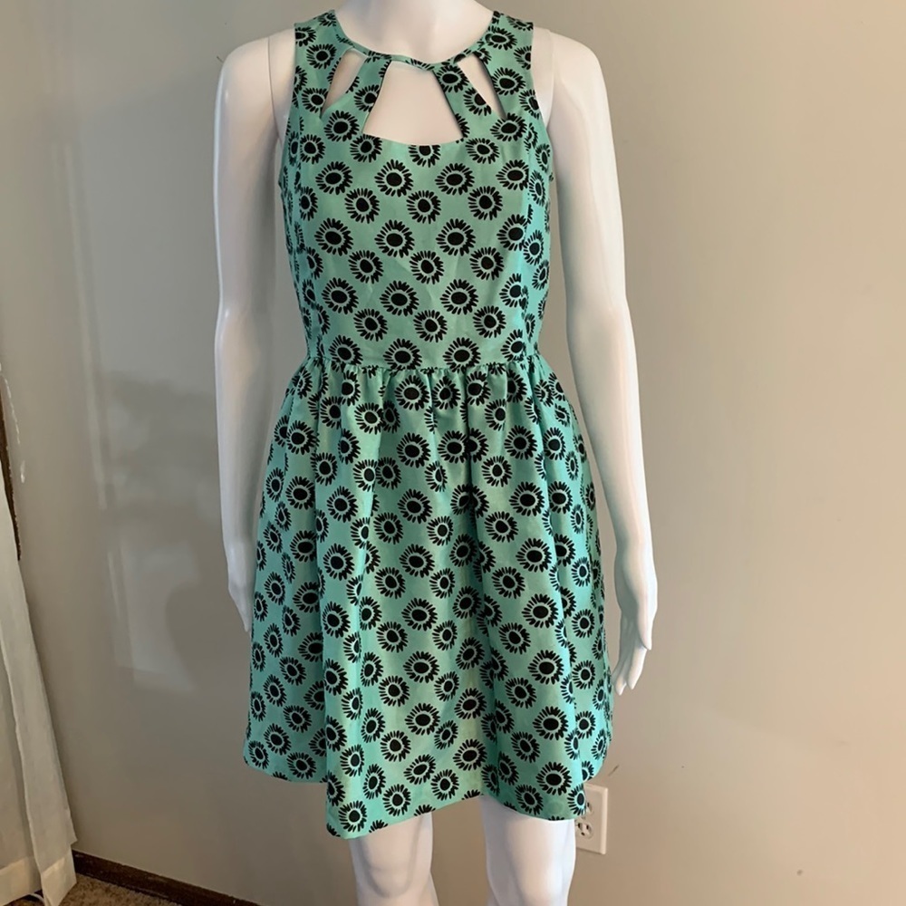 Eric + Lani fully lined Mini dress pretty neckline metallic light green & black